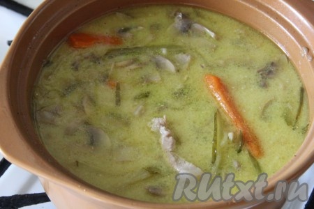 Добавить следом за огурцами в кастрюлю.
