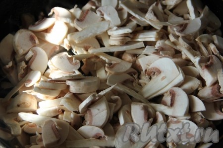 Готовое мясо отложить в сторону, в полученном соке от мяса обжарить грибы и луковицу, нарезанную полукольцами.
