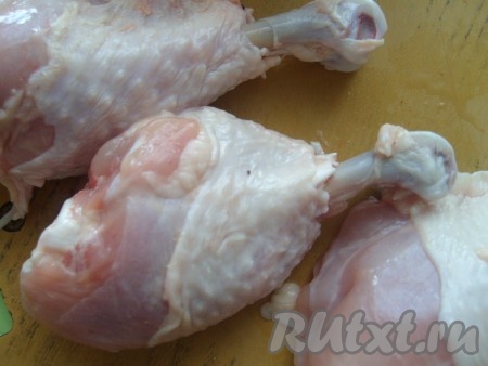  
 Острым ножом подрезать кожу у кончиков ножки.