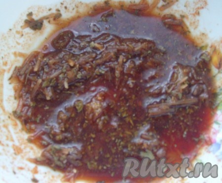 Смешать чили, лук, сыр, мед, соевый соус и оливковое масло. Заполнить этой смесью кармашки под кожей.
