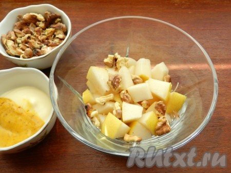 На дно салатницы положить 1/3 часть натертого сыра, сверху половину нарезанной груши, немного орехов. Полить заправкой в небольшом количестве.