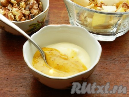 Для заправки смешать майонез и горчично-апельсиновый соус.  Я использовала готовый горчично-апельсиновый соус. Если у вас его нет, можно заправить салат просто майонезом или добавить немного апельсинового сока и сладкой горчицы.