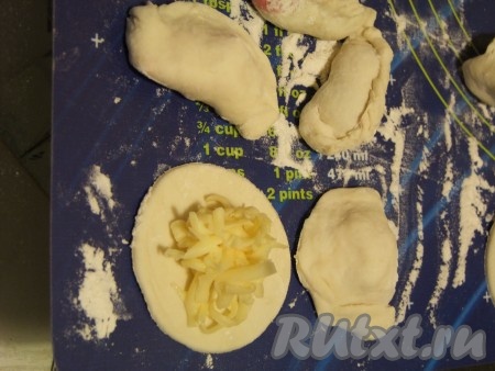 Слепили вареники с разными начинками: вишневые - с "косичкой", сырные - "полумесяцем", а творожные - "лепешкой" из двух кругляшков сразу.