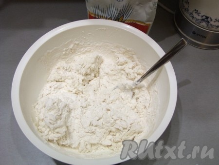 Муку и кефир смешали, замесили эластичное тесто и отправили его в холодильник на полчаса.