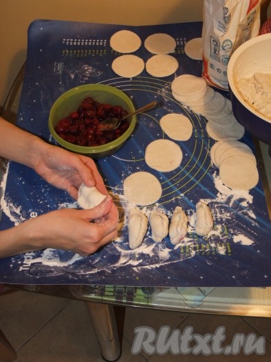 Слепили вареники с разными начинками: вишневые - с "косичкой", сырные - "полумесяцем", а творожные - "лепешкой" из двух кругляшков сразу.

