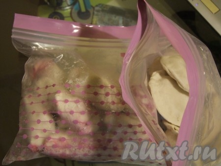 Вареники разложили на тарелки, посыпанные мукой, отправили в морозилку минут на 15, а затем - упаковали в пакеты.
