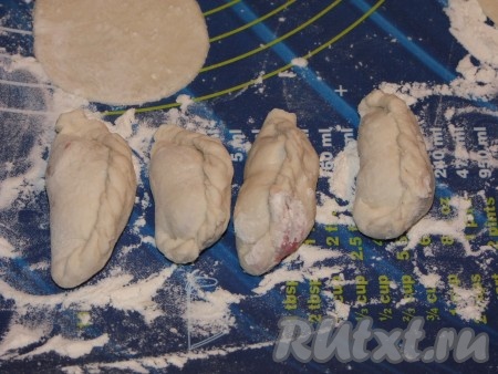 Вишневые вареники слепили "косичкой".