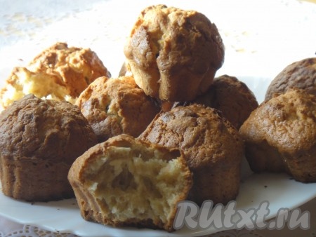Вот фото кексов с яблоками и изюмом, сделанное в разных местах, где-то светлее, а где-то темнее.
