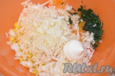 Капусту нарезать на недлинные, тонкие полоски, немного посолить, хорошо помять руками, чтобы капуста стала более мягкой и сочной. Укроп промыть водой, обсушить, мелко нарезать. В миску с крабовыми палочками и кукурузой добавить капусту, укроп, апельсин, пропущенный через пресс чеснок, посолить и поперчить, заправить салат майонезом (или сметаной) по вкусу.&nbsp;