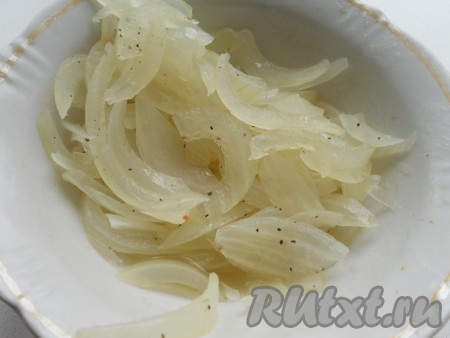 Готовое мясо выложить в миску. Дать немного остыть, удалить кости и порвать на небольшие кусочки руками. Отлить в небольшую кастрюлю около 300 мл бульона, поместить туда порезанный тонкими полукольцами оставшийся лук и проварить на слабом огне минуты 3-4. Сразу же лук откинуть на дуршлаг и переложить в пиалу.