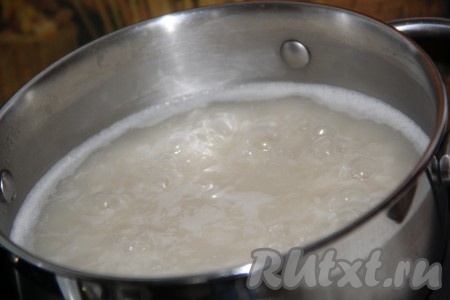 В кастрюле довести воду до кипения, посолить, выложить рис и готовить на среднем огне до почти полного испарения жидкости (примерно, 10 минут).