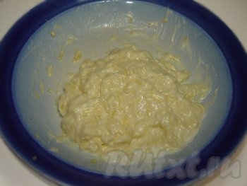 Смешать чеснок, сыр и майонез.