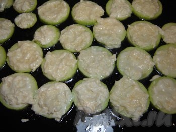 Полученную смесь выложить на кабачки.