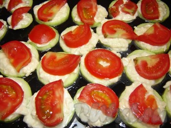 Сверху уложить кусочки помидоров и подсолить.