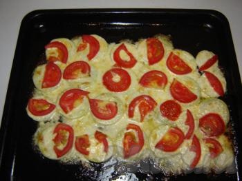 Противень с кабачками поместите в разогретую до 180 градусов духовку и запекайте в течение 25-35 минут.