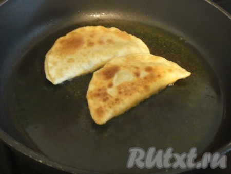 Выложить чебурек на сковороду в раскаленное масло и обжарить с двух сторон до золотистой корочки.