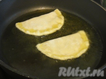 Выложить чебурек на сковороду в раскаленное масло и обжарить с двух сторон до золотистой корочки.
