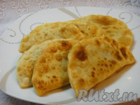 Аналогично приготовить чебуреки из оставшегося теста.
