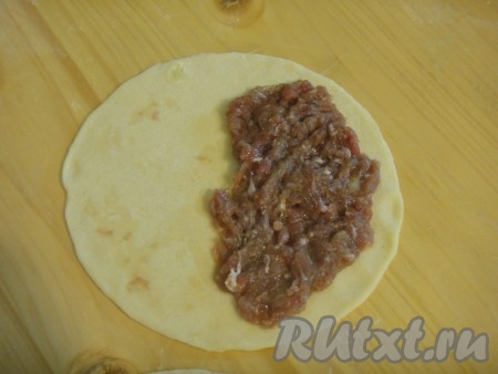 На середину круга выложить фарш
