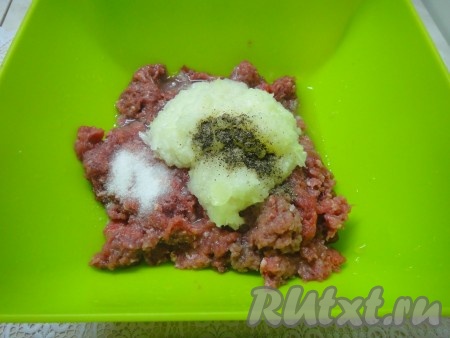 Добавить в фарш, также добавить соль и перец по вкусу и щепотку сахара.
