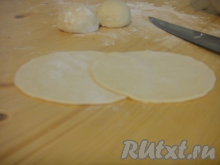 Затем скатать из теста одинаковые шарики и раскатать из них круги нужной вам формы.

