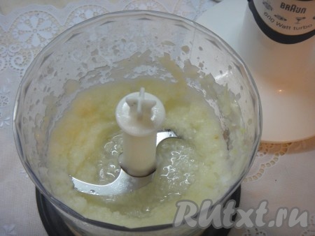 Лук измельчить в блендере (кому как удобно).
