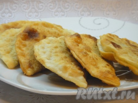 Такие чебуреки с мясом получаются очень вкусными и сочными с хрустящей корочкой.
