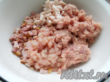 Сало также нарезать маленькими кусочками и все поместить в глубокую посуду. Остальное куриное филе, свинину и вареную ветчину прокрутить на мясорубке 2 раза или измельчить в блендере. Добавить к порезанным ингредиентам.
