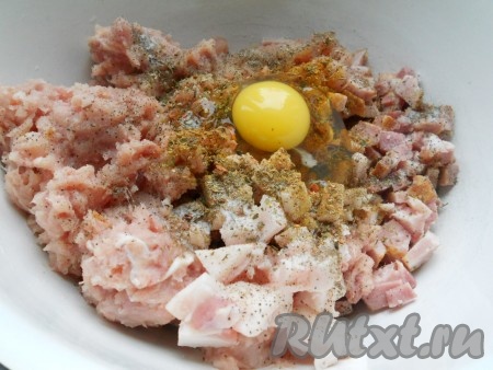 Посолить, всыпать черный молотый перец и специи, добавить яйцо.