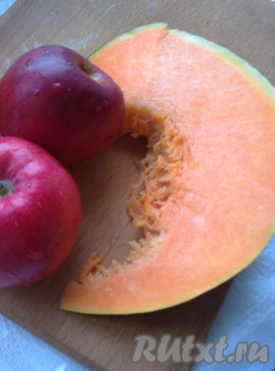 Тыкву очистить и нарезать кубиками. Яблоки очистить от кожуры и сердцевины и нарезать кубиками.