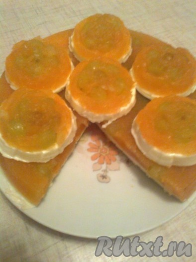 Оставшееся творожно-сметанное желе  залить в форму силиконовую круглую диаметром 23 см поверх  застывшего тыквенно-яблочного верхнего слоя. Поставить в морозилку на 20 минут до полного застывания.

Застывшее желе выкладываем на большую тарелку сначала из формы силиконовой круглой диаметром 23 см, а затем сверху розочки.