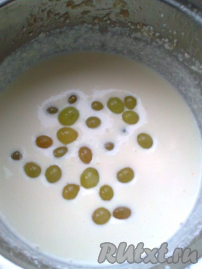 Желатин подогреть до растворения в микроволновке или на водяной бане, смешать с творожно-сметанной массой. Добавить 150 грамм винограда без косточек.