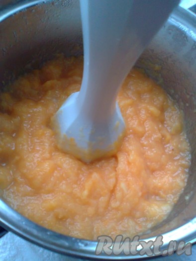 Нарезанные кубики яблок и тыквы поместить в кастрюлю, залить 1 стаканом воды, проварить 10-15 минут до мягкости. Воду слить, добавить 1 стакан сахара и пюрировать в блендере (или перемолоть в мясорубке).
