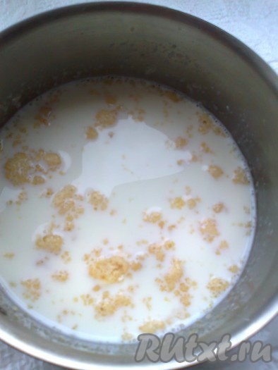 поставить в морозилку на 20 минут. В оставшееся тыквенно-яблочное желе добавить виноград (100 грамм) и залить в форму силиконовую круглую диаметром 23 см. Поставить в морозилку на 20 минут. Для нижнего слоя: 25 грамм желатина замочить в 200 мл молока или холодной кипяченой воды на 30 минут.
