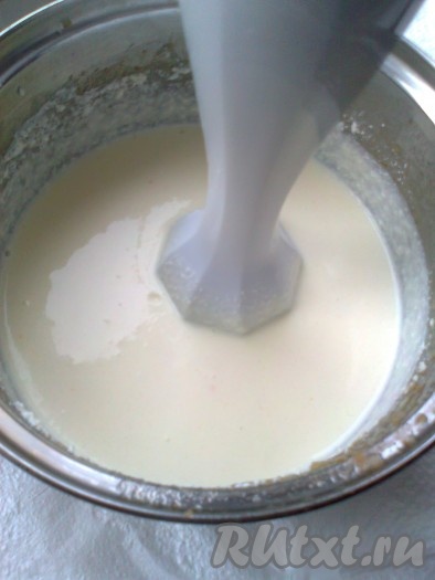 200 грамм сметаны и 200 грамм творога смешать, добавить 1 стакан сахара и пюрировать в блендере.
