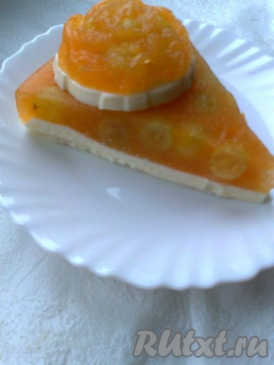 Блюдо можно украсить по желанию, например, фруктами или посыпать сахарной пудрой. Десерт получается очень вкусным, легким, полезным, с приятным виноградным вкусом.
