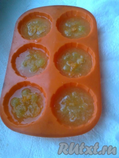 наполовину формы заполнить тыквенно-яблочным желе,
