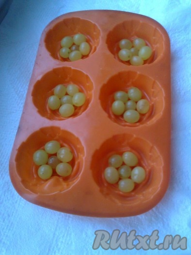 Желатин подогреть до растворения в микроволновке или на водяной бане. Смешать с яблочно-тыквенным пюре. В форму силиконовую на 6 штук розочек уложить вниз виноградинки,
