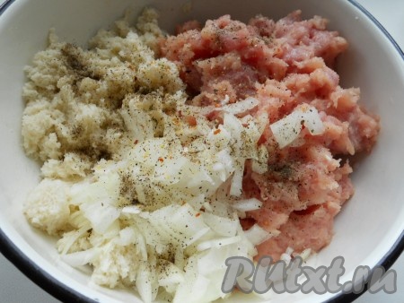 Посолить, поперчить, добавить специи.