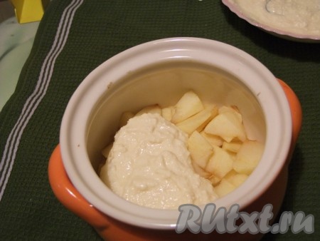 Достаем из духовки нашу форму, выкладываем творожную смесь на яблоки. Возвращаем на место еще на 7 минут.