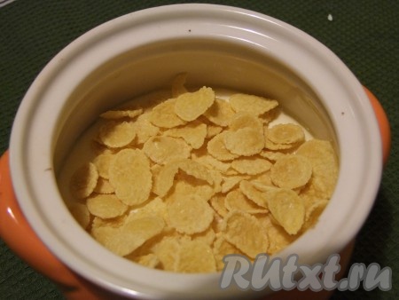 После этого посыпаем наше Чудо хлопьями - и еще 7 минут в духовке.