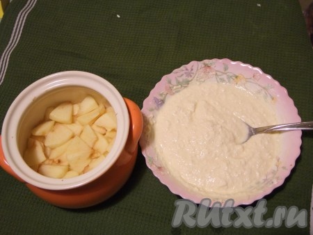 Достаем из духовки нашу форму, выкладываем творожную смесь на яблоки. Возвращаем на место еще на 7 минут.
