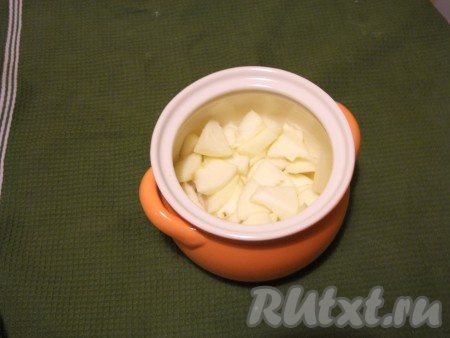 Яблоки почистим, мелко порежем и уложим в форму, смазанную маслом. Отправляем в духовку (180 градусов) на 15 минут.