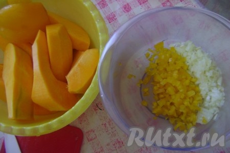 Лук и перец нарезала мелким кубиком.
