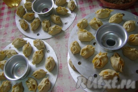 Диски от мантоварки смазала маслом, выложила манты с тыквой
