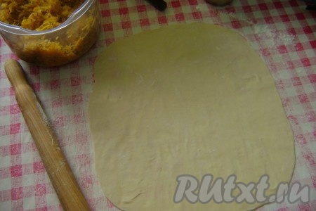 Расскатала тесто,
