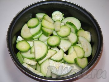 Укладываем слой кабачков