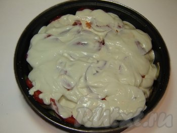 Последним слоем идет сметана