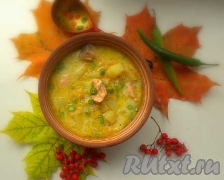 Залить бульоном, закрыть крышку и варить на режиме мультиварки "суп" минут 20-25, ориентируйтесь на готовность картофеля. При подаче сырный суп с лососем я посыпала нарезанным острым перчиком.
