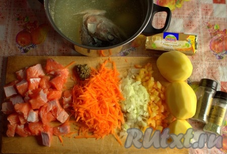 Лосось нарезать на кубики. Морковь натереть на терке. Лук и перец мелко нарезать. Чеснок и специи измельчить в ступке.
